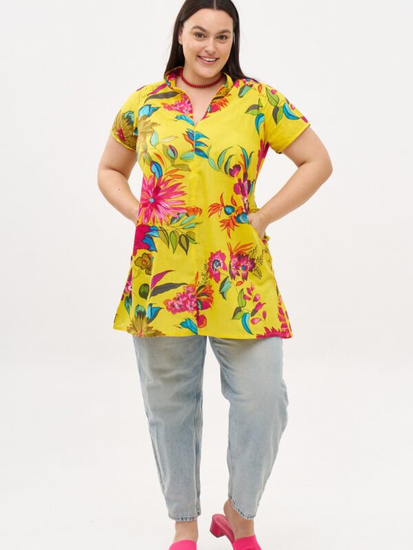 טוניקת מאיקו | טוניקה יפנית בעלת מפתח בעיצוב ייחודי - פרינט דייזי, שמלה בצבע צהוב עם הדפס חינניות פרחוני וצבעוני.