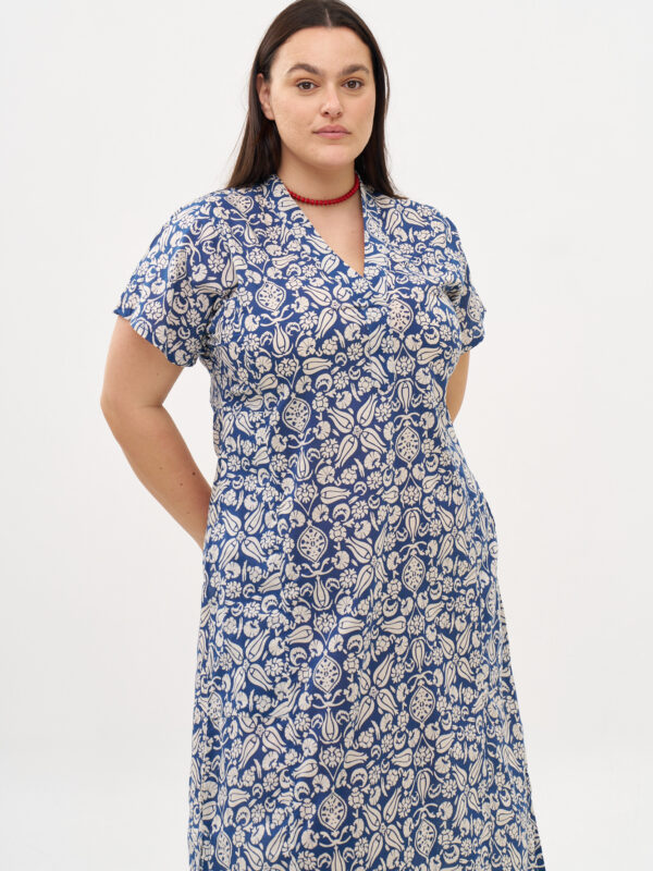 גלביה לנשים | גלבייה בעיצוב ייחודי - פרינט טוליפ כחול, שמלה כחולה עם הדפס פרחוני לבן.