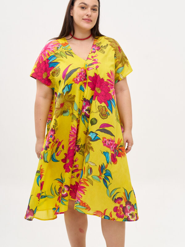 שמלת ג'וז | שמלת אוברסייז באורך מידי בעיצוב ייחודי - פרינט דייזי, שמלה בצבע צהוב עם הדפס חינניות פרחוני וצבעוני.
