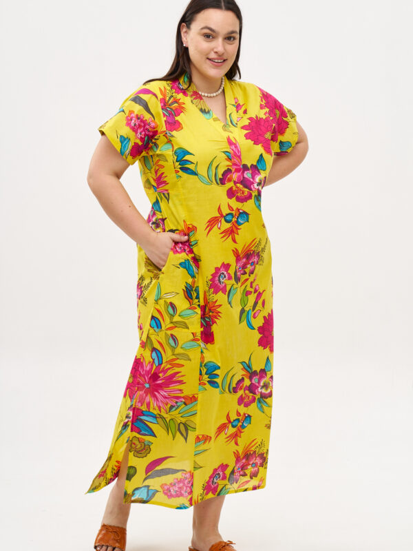 גלביה לנשים | גלבייה בעיצוב ייחודי – פרינט דייזי, שמלה בצבע צהוב עם הדפס חינניות פרחוני וצבעוני.