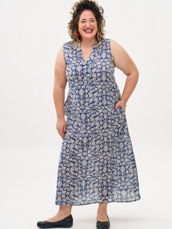 גלבייה ללא שרוול לנשים | גלבייה בעיצוב ייחודי - פרינט טוליפ כחול, שמלה כחולה עם הדפס פרחוני לבן.