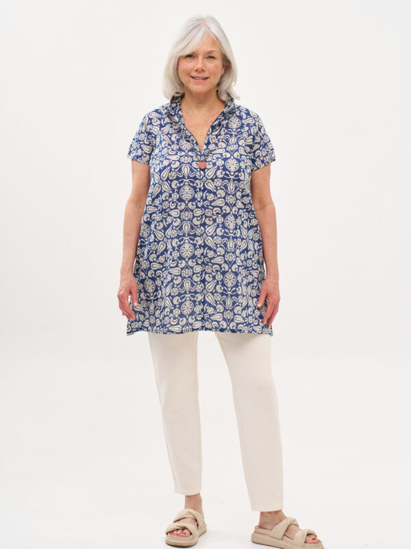 טוניקת מאיקו | טוניקה יפנית בעלת מפתח בעיצוב ייחודי - פרינט טוליפ כחול, שמלה כחולה עם הדפס פרחוני לבן.