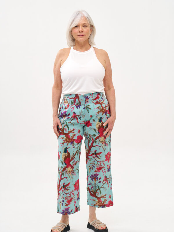 מכנסי ג'ד | מכנסיים מעוצבים ונוחים של קומפורט זון בוטיק – פרינט טרופיקנה, הדפס טרופי על רקע מכנסיים בצבע טורקיז.