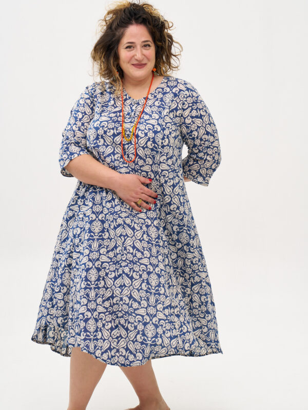 שמלת יפעת | שמלת אוברסייז בעיצוב ייחודי – - פרינט טוליפ כחול, שמלה כחולה עם הדפס פרחוני לבן.