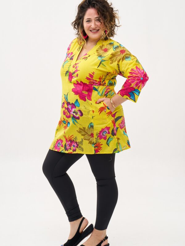 טוניקה ג'וי לנשים | טוניקה בעיצוב ייחודי - פרינט דייזי, שמלה בצבע צהוב עם הדפס חינניות פרחוני וצבעוני.