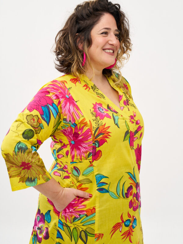 גלביה לנשים | גלבייה בעיצוב ייחודי – פרינט דייזי, שמלה בצבע צהוב עם הדפס חינניות פרחוני וצבעוני.