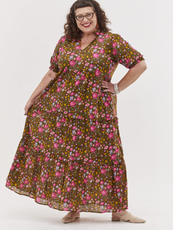 שמלת אפרת | שמלת מקסי כותנה בעיצוב ייחודי - פרינט מלודי, שמלה בצבע חום עם פרינט פרחוני צבעוני