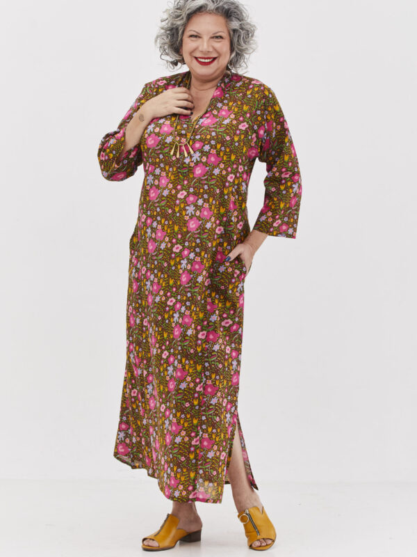 גלביה לנשים | גלבייה בעיצוב ייחודי – פרינט מלודי, שמלה בצבע חום עם פרינט פרחוני צבעוני