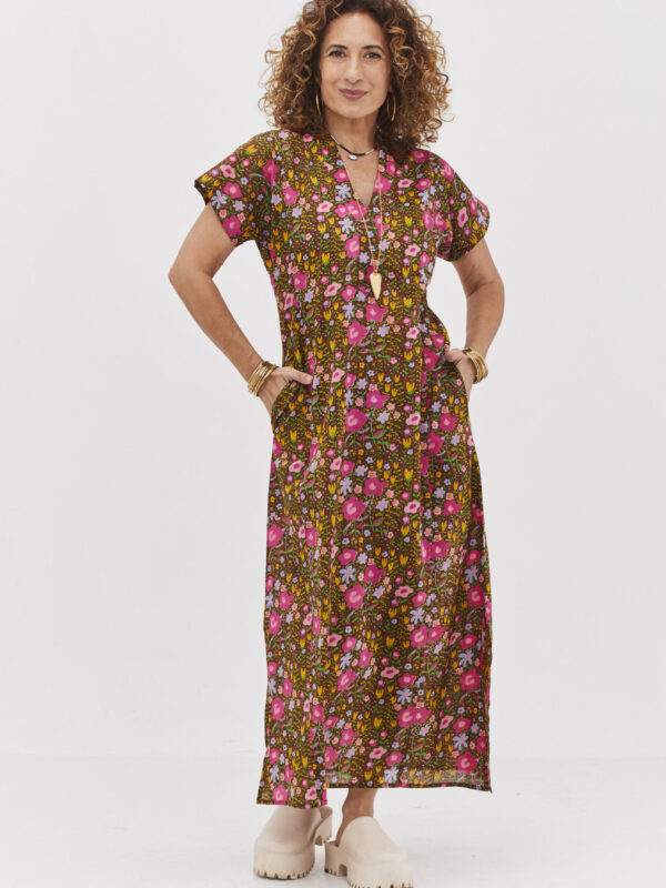 גלביה לנשים | גלבייה בעיצוב ייחודי – פרינט מלודי, שמלה בצבע חום עם פרינט פרחוני צבעוני