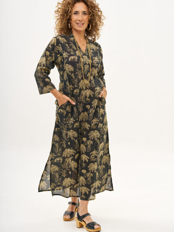 גלביה לנשים | גלבייה בעיצוב ייחודי - פרינט דקל שחור, שמלה שחורה עם הדפס דקלים בצבע שמנת.