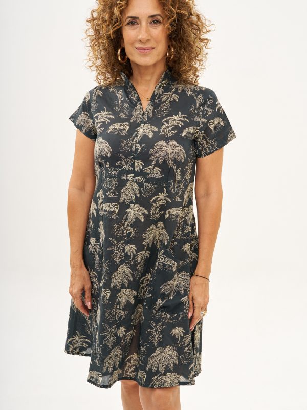 שמלת הילי | שמלת כותנה בעיצוב ייחודי - פרינט דקל שחור, שמלה שחורה עם הדפס דקלים בצבע שמנת.