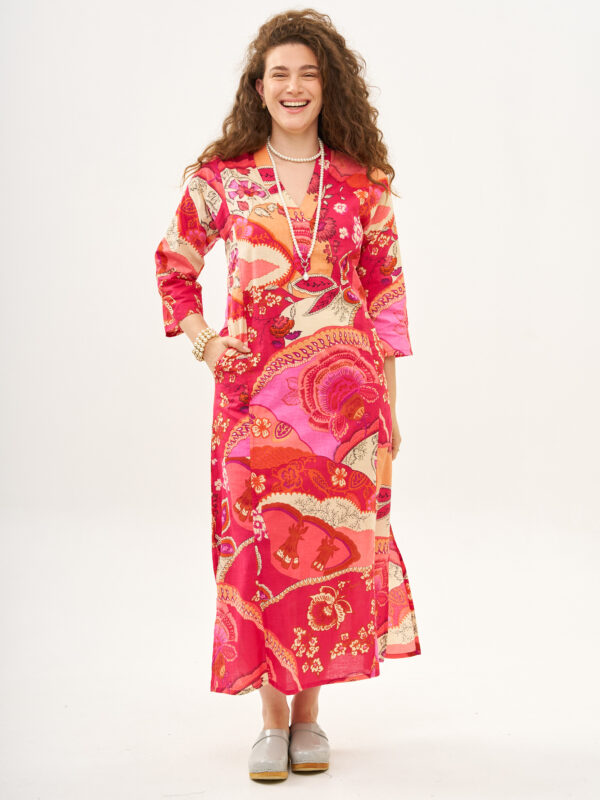 גלביה לנשים | גלבייה בעיצוב ייחודי - פרינט חגיגה ורודה, שמלה ורודה עם הדפס ייחודי בגווני ורוד, אפרסק, סגול, ושמנת.