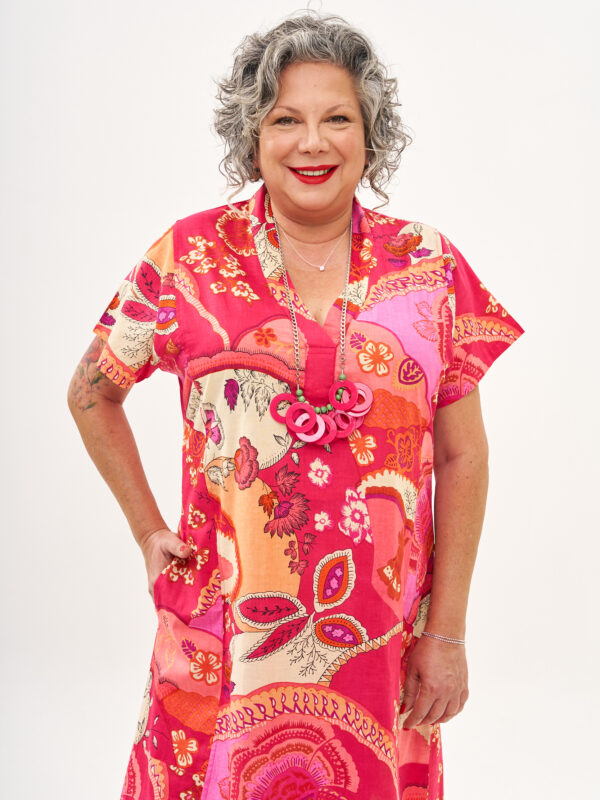 גלביה לנשים | גלבייה בעיצוב ייחודי - פרינט חגיגה ורודה, שמלה ורודה עם הדפס ייחודי בגווני ורוד, אפרסק, סגול, ושמנת.