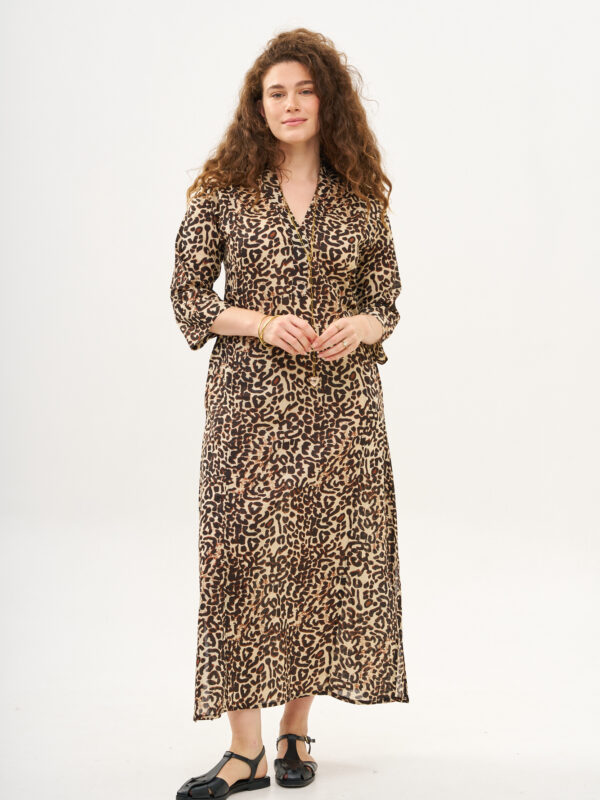 גלביה לנשים | גלבייה בעיצוב ייחודי - פרינט מנומר, גלביה לבנה עם הדפס חברבורות בגווני שחור וחום.