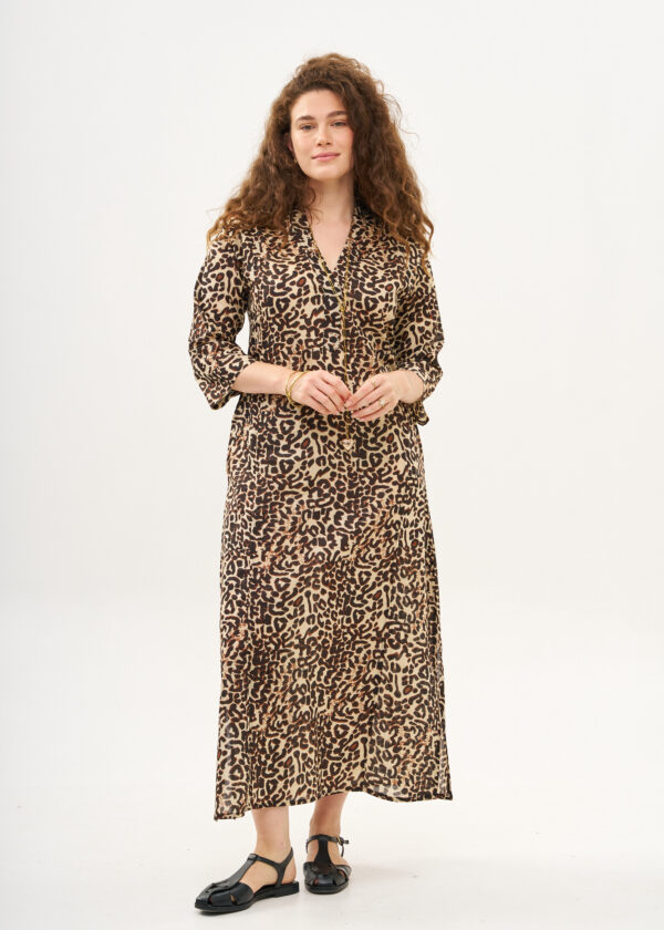 גלביה לנשים | גלבייה בעיצוב ייחודי - פרינט מנומר, גלביה לבנה עם הדפס חברבורות בגווני שחור וחום.