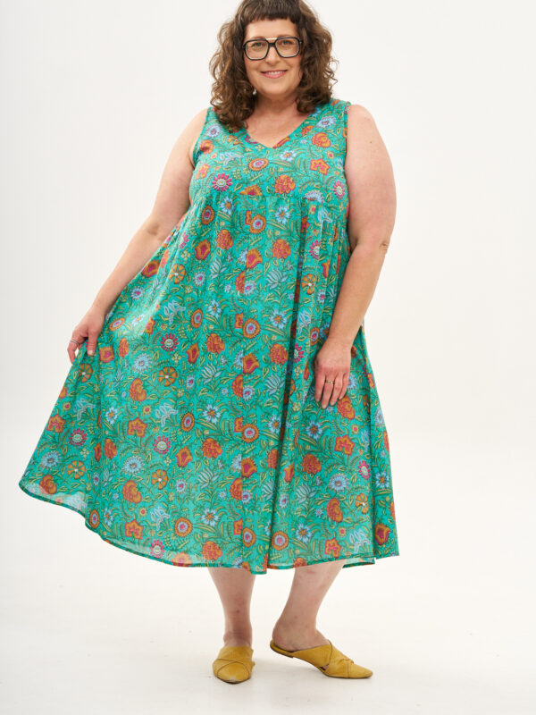 שמלת גופיה בעיצוב ייחודי | פרינט סימפוני - שמלה בצבע טורקיז ירקרק עם הדפס פרחוני צבעוני.