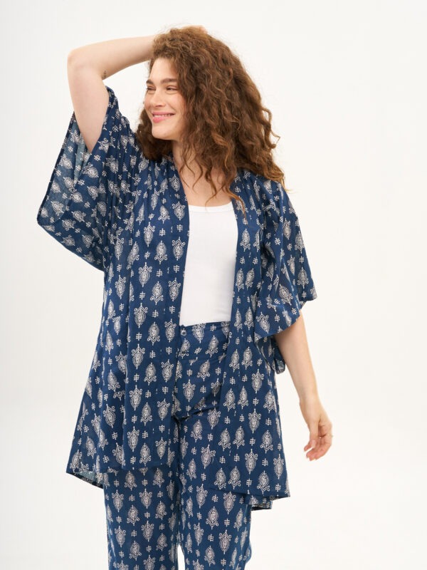 קימונו עמית - קימונו כותנה בעיצוב ייחודי - פרינט בלו, קימונו בצבע כחול כהה עם הדפס אוריינטלי לבן.