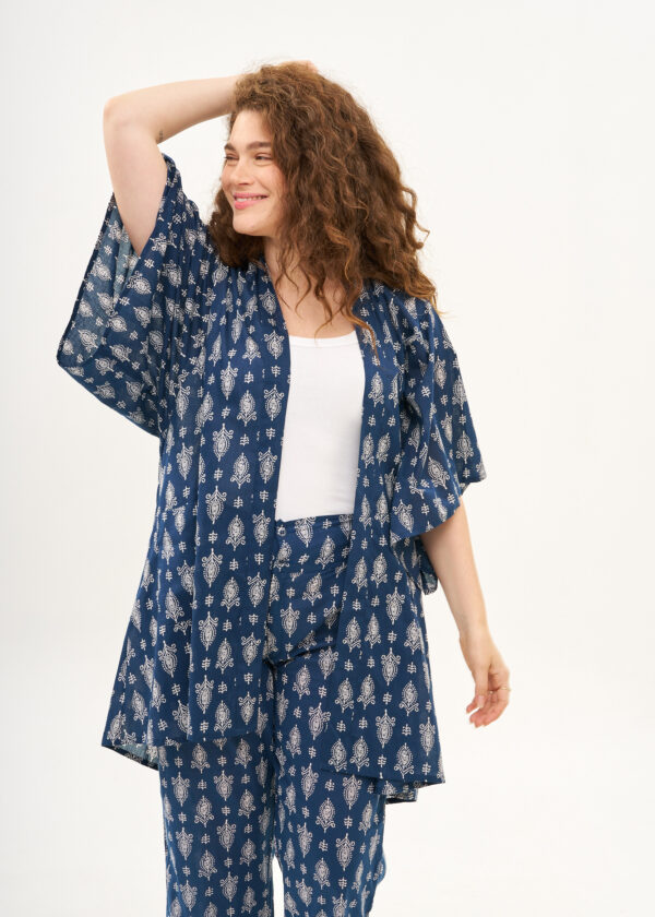 קימונו עמית - קימונו כותנה בעיצוב ייחודי - פרינט בלו, קימונו בצבע כחול כהה עם הדפס אוריינטלי לבן.