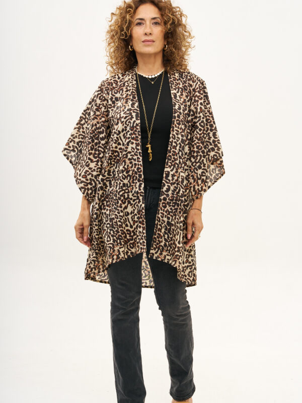 קימונו עמית - קימונו כותנה בעיצוב ייחודי - פרינט מנומר, קימונו לבן עם הדפס חברבורות בגווני שחור וחום.