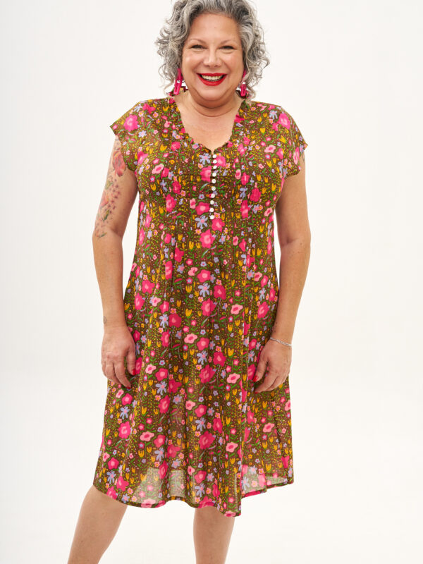 שמלת הלנה - שמלת מידי בעיצוב ייחודי - פרינט מלודי, שמלה בצבע חום עם פרינט פרחוני צבעוני