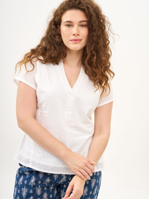 חולצת גלביה | חולצה בעיצוב ייחודי - בד אדום מנוקד, חולצת כותנה לבנה עם עיגולים עדינים בבד שיוצרים טקסטורה מיוחדת.