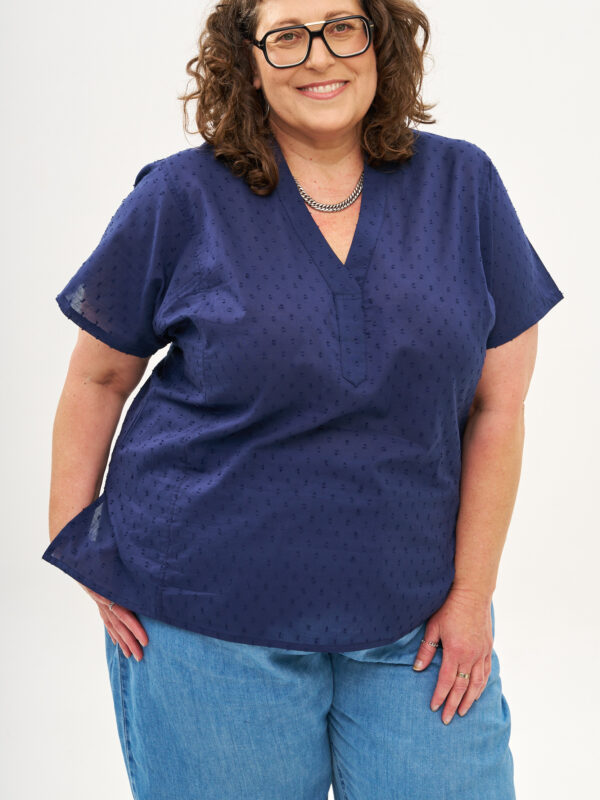 חולצת גלביה | חולצה בעיצוב ייחודי - בד אדום מנוקד, חולצת כותנה כחולה עם עיגולים עדינים בבד שיוצרים טקסטורה מיוחדת.