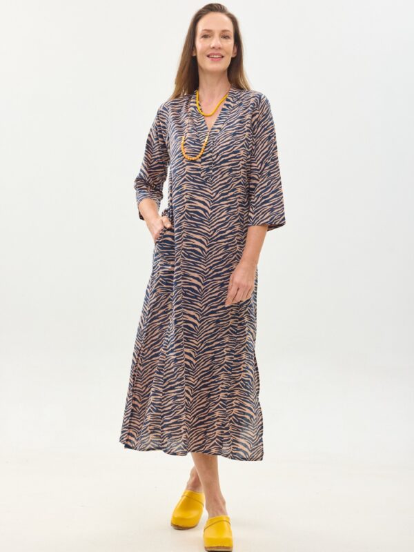 גלביה לנשים | גלבייה בעיצוב ייחודי – הדפס זברה, שמלה עם הדפס זברה כחול עמוק על רקע פודרה
