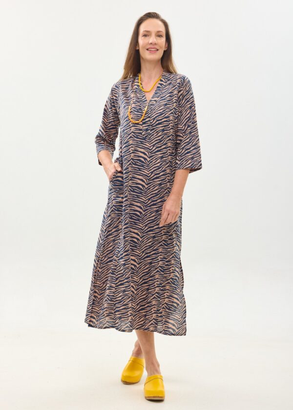 גלביה לנשים | גלבייה בעיצוב ייחודי – הדפס זברה, שמלה עם הדפס זברה כחול עמוק על רקע פודרה