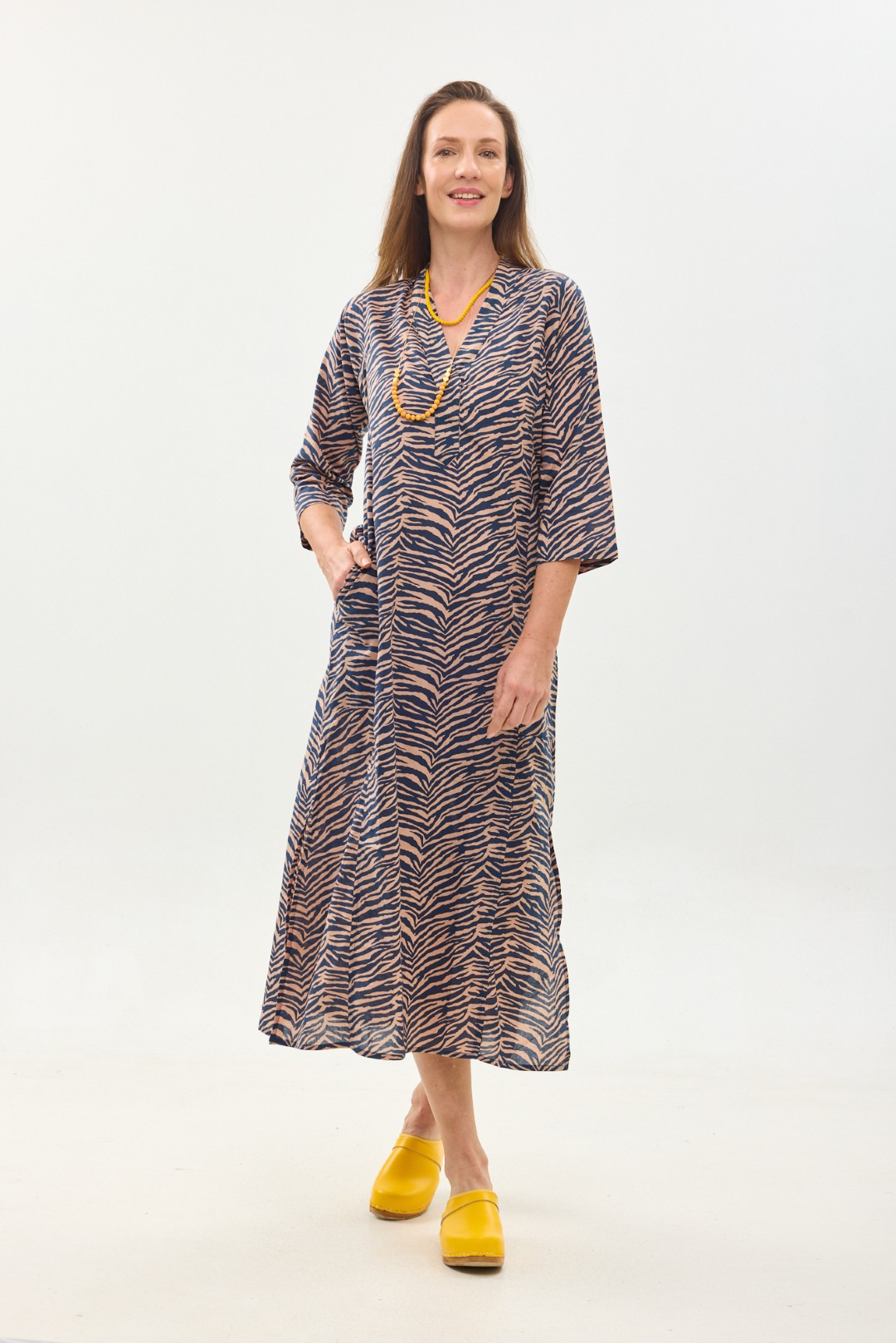 גלביה לנשים | גלבייה בעיצוב ייחודי – הדפס זברה, שמלה עם הדפס זברה כחול עמוק על רקע פודרה