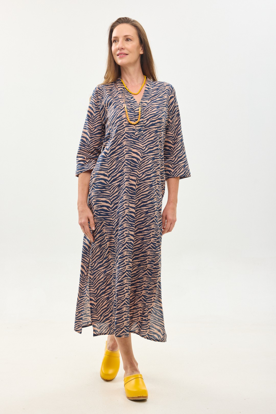 גלביה לנשים | גלבייה בעיצוב ייחודי – הדפס זברה, שמלה עם הדפס זברה כחול עמוק על רקע פודרה