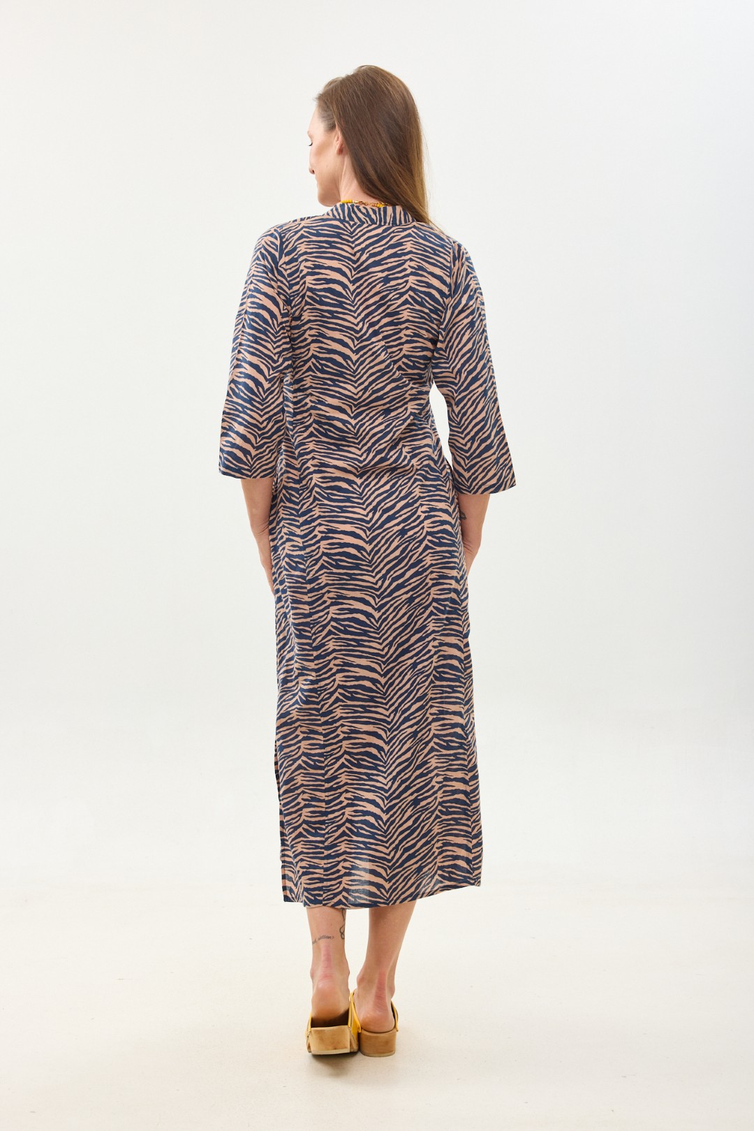 גלביה לנשים | גלבייה בעיצוב ייחודי – הדפס זברה, שמלה עם הדפס זברה כחול עמוק על רקע פודרה