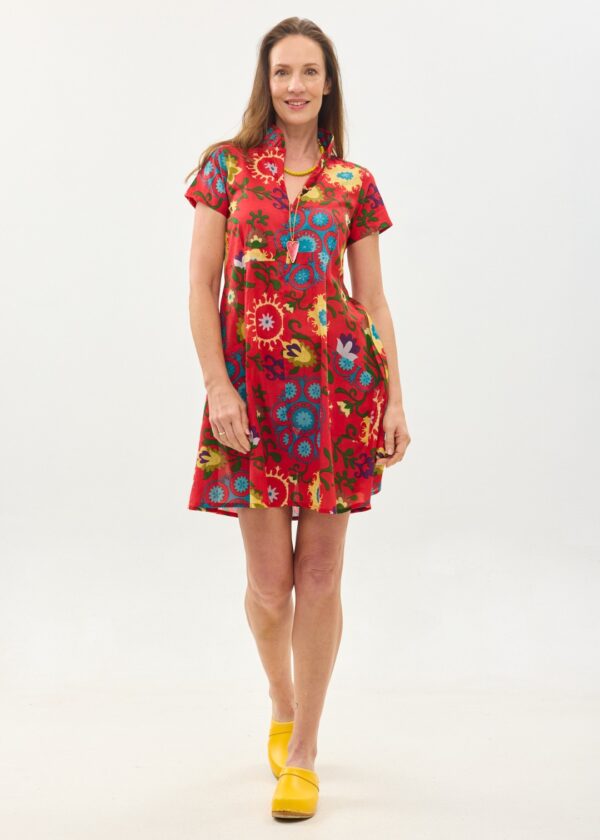 קומפורט זון: שמלת הילי | סוזני אדום. פרינט פלורילי בצהובים, ירוקים ותוכלים על רקע אדום לוהב. שמלה קצרה עם צווארון יפני בשילוב רוכסן, עם שרוולים קצרים וכיסים