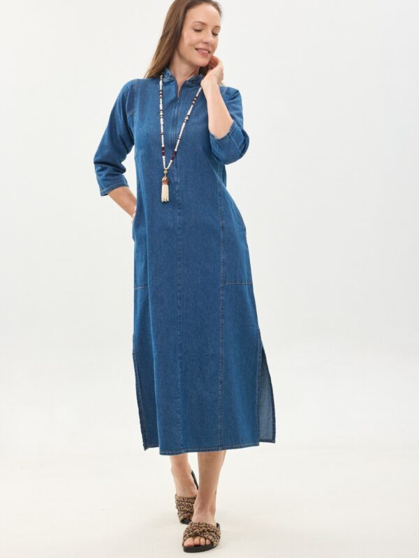 קומפורט זון: שמלת מרב | דנים כחול כהה. שמלה נעימה ונוחה באורך מקסי, עם צווארון גבוה בשילוב רוכסן, שרוולים 3/4 וכיסים