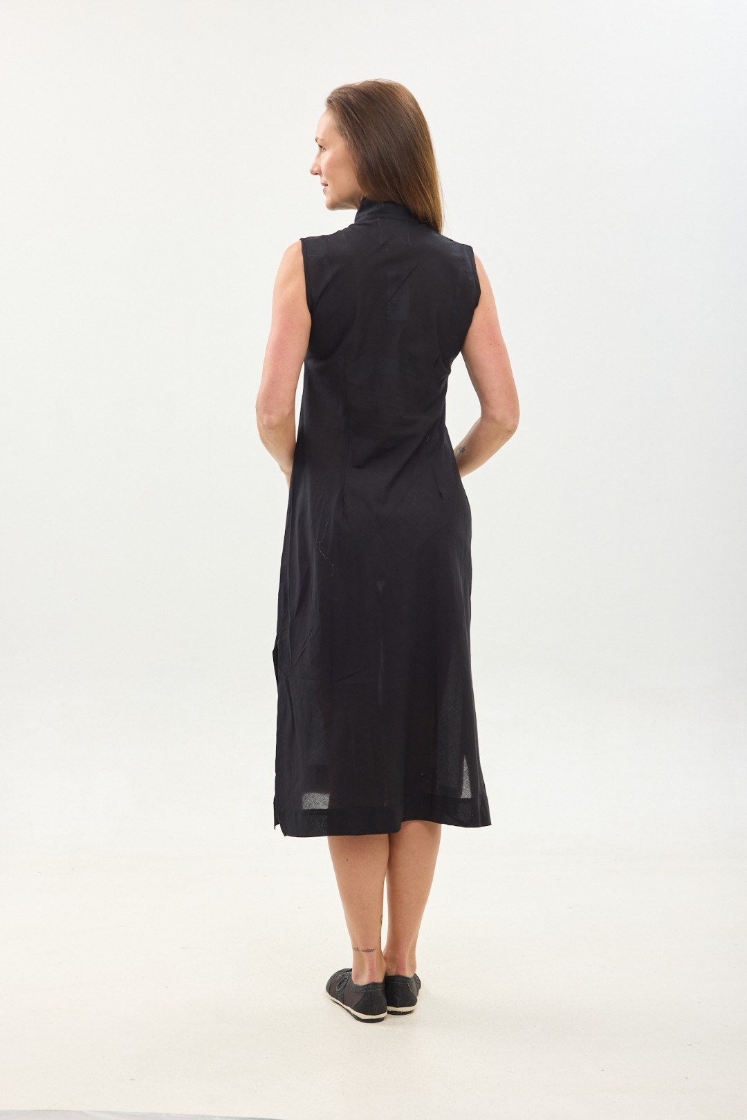 שמלת אוסי | שמלה בעיצוב ייחודי - צבע שחור. קומפורט זון, שמלת מידי מחמיאה