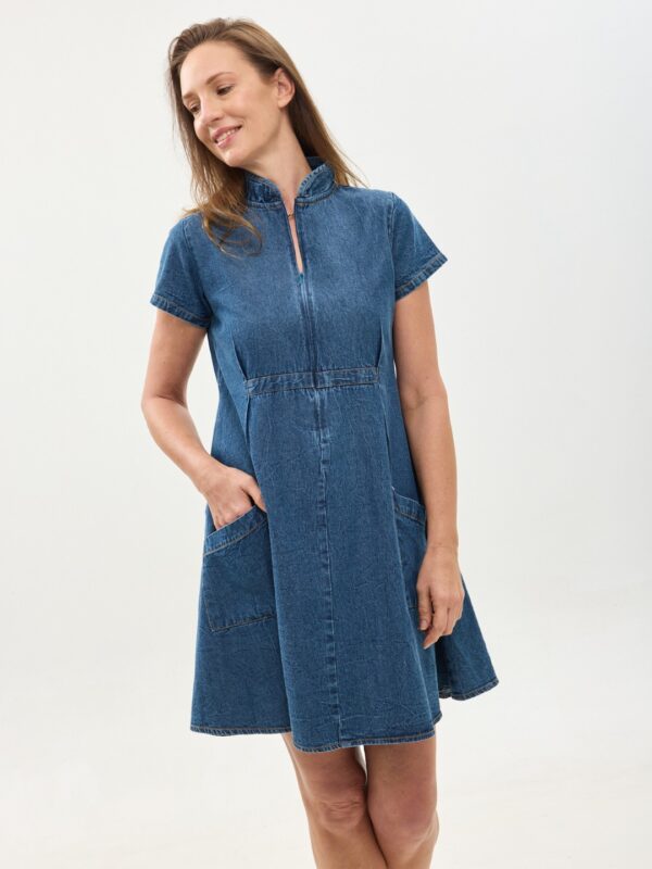 קומפורט זון: שמלת הילי | דנים כחול כהה. שמלה קצרה עם צווארון יפני בשילוב רוכסן, עם שרוולים קצרים וכיסים