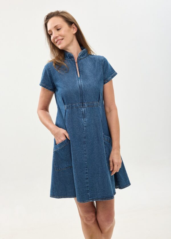 קומפורט זון: שמלת הילי | דנים כחול כהה. שמלה קצרה עם צווארון יפני בשילוב רוכסן, עם שרוולים קצרים וכיסים