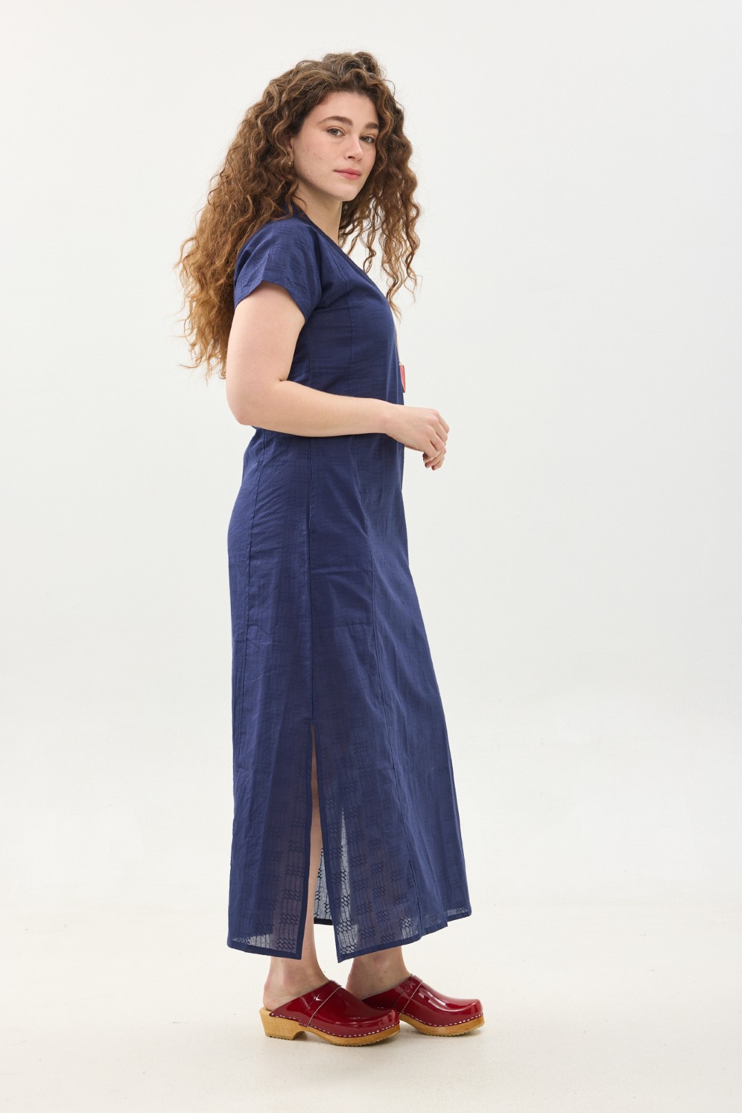 גלביה לנשים, שרוול קצר | כחול אימברוידרי. גלבייה בעיצוב ייחודי – צבע כחול לאפיס עם דגם ריבועים בתוך הבד. שמלת גלביה נעימה ונוחה באורך הקרסול, צווארון ווי, שרוולים קצרים וכיסים צדדיים