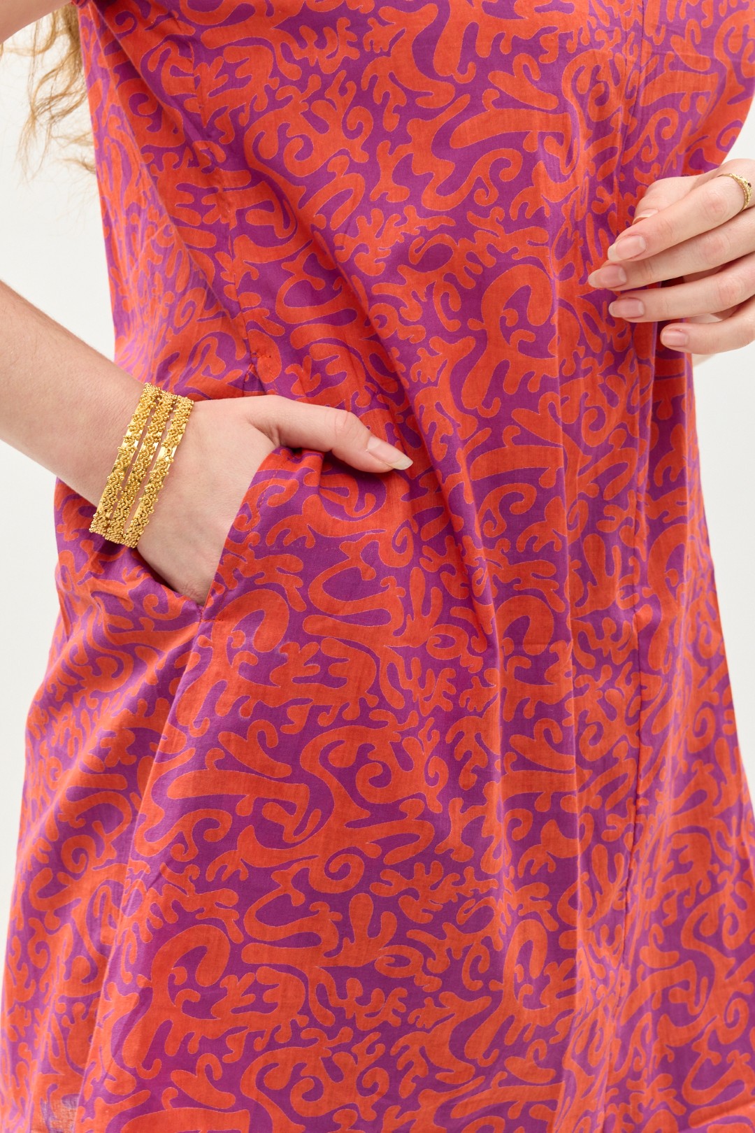 קומפורט זון: טוניקת מאיקו | טוניקה יפנית בעלת מפתח בעיצוב ייחודי. פרינט הפי פנטזי: דגם אוריינטלי ורוד כתום על רקע סגול. טוניקה באורך מחצית הירך, צווארון גבוה בשילוב רוכסן עמוק, עם שרוולים קצרים.