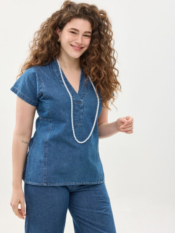 קומפורט זון: חולצת גלביה | חולצה בעיצוב ייחודי, עם צווארון וי ושרוולים קצרים - בצבע דנים כחול כהה