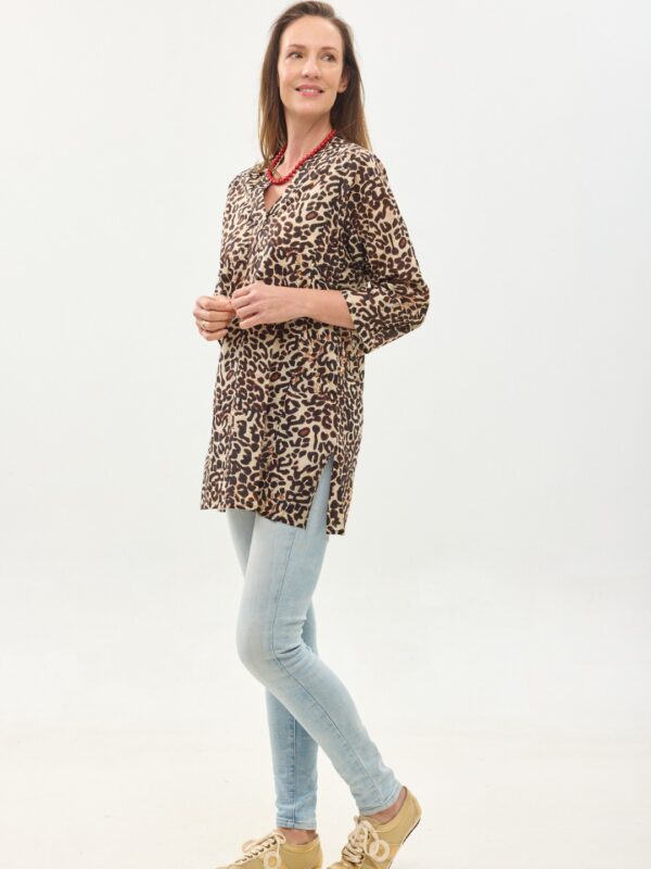 קומפורט זון: טוניקה ג'וי | מנומר. פרינט מנומר, הדפס חברבורות בגווני שחור וחום. טוניקה נעימה ונוחה באורך מחצית הירך, צווארון ווי, שרוולים באורך 3/4 וכיסים צדדיים.