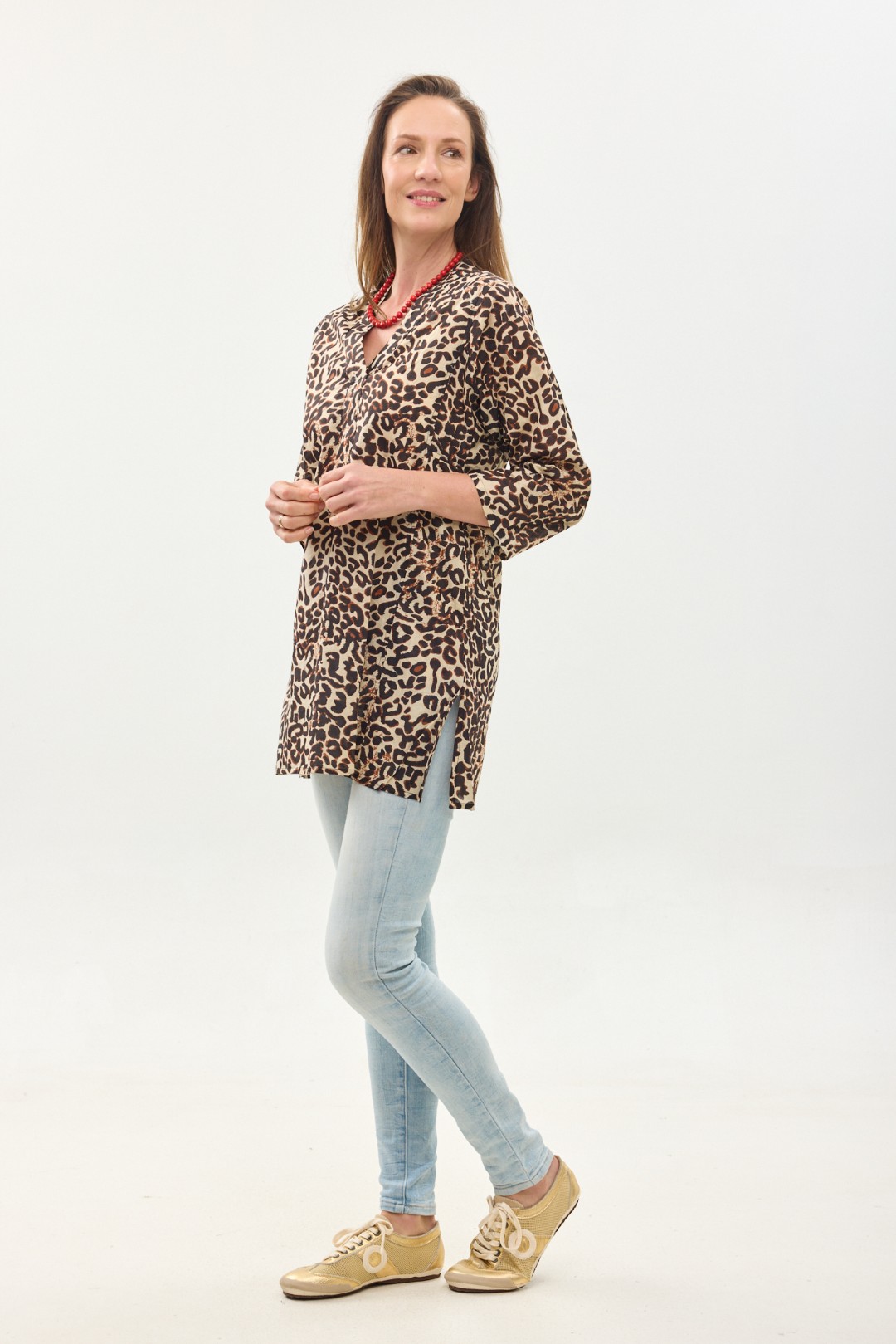 קומפורט זון: טוניקה ג'וי | מנומר. פרינט מנומר, הדפס חברבורות בגווני שחור וחום. טוניקה נעימה ונוחה באורך מחצית הירך, צווארון ווי, שרוולים באורך 3/4 וכיסים צדדיים.