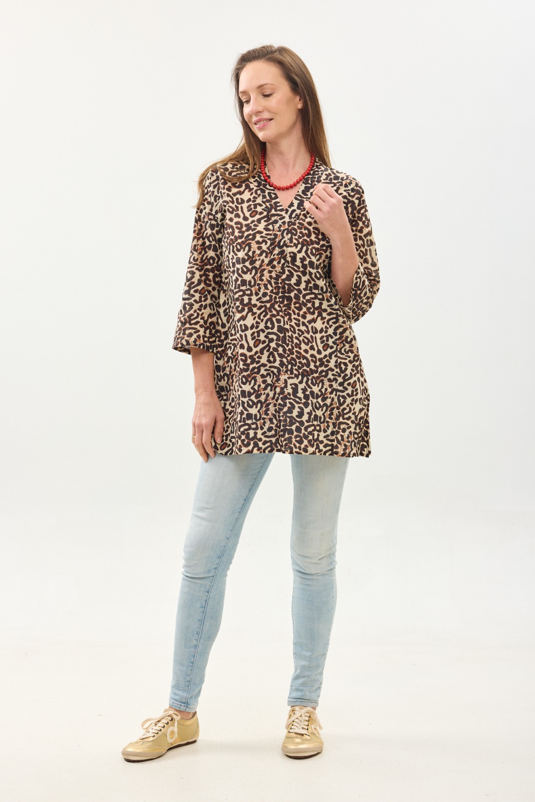 קומפורט זון: טוניקה ג'וי | מנומר. פרינט מנומר, הדפס חברבורות בגווני שחור וחום. טוניקה נעימה ונוחה באורך מחצית הירך, צווארון ווי, שרוולים באורך 3/4 וכיסים צדדיים.