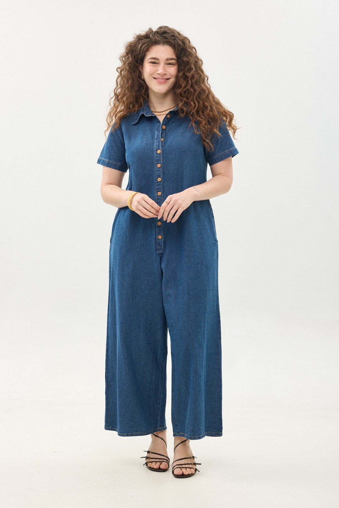 קומפורט זון: אוברול אוברסייז | אוברול בעיצוב ייחודי - דנים כחול כהה. אוברול נשים נוח ומחמיא באורך הקרסול