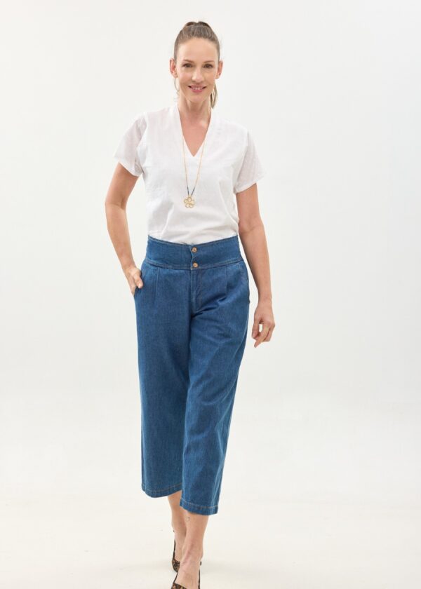 קומפורט זון: מכנסי ג'ד | מכנסיים מעוצבים ונוחים של קומפורט זון בוטיק - פרינט זברה בצבע כחול עמוק על שמלה בגוון פודרה