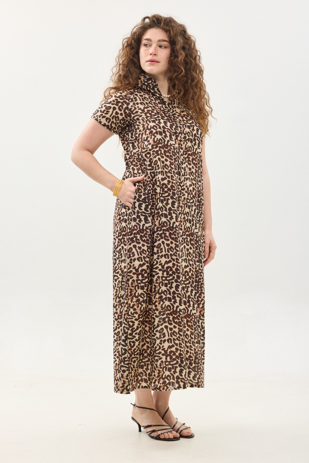 קומפורט זון: שמלת מאיקו, שרוול קצר | מנומר. שמלת מקסי יפיפיה ונוחה, צווארון גבוה בשילוב רוכסן עמוק, עם שרוולים קצרים וכיסים. פרינט מנומר, גלביה עם הדפס חברבורות בגווני שחור וחום.