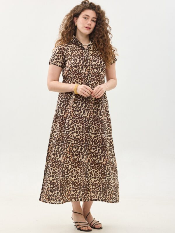 קומפורט זון: שמלת מאיקו, שרוול קצר | מנומר. שמלת מקסי יפיפיה ונוחה, צווארון גבוה בשילוב רוכסן עמוק, עם שרוולים קצרים וכיסים. פרינט מנומר, גלביה עם הדפס חברבורות בגווני שחור וחום.