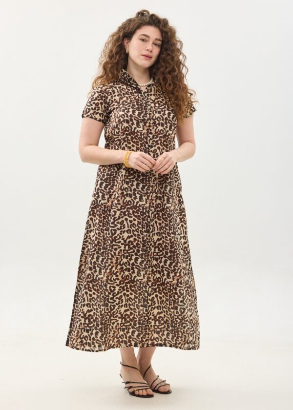 קומפורט זון: שמלת מאיקו, שרוול קצר | מנומר. שמלת מקסי יפיפיה ונוחה, צווארון גבוה בשילוב רוכסן עמוק, עם שרוולים קצרים וכיסים. פרינט מנומר, גלביה עם הדפס חברבורות בגווני שחור וחום.