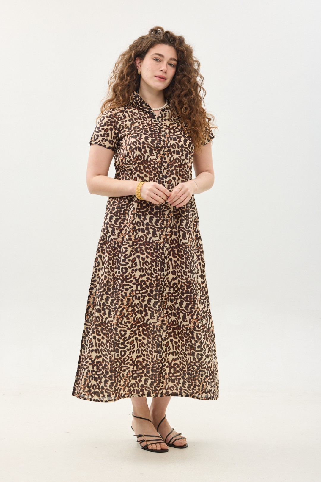 קומפורט זון: שמלת מאיקו, שרוול קצר | מנומר. שמלת מקסי יפיפיה ונוחה, צווארון גבוה בשילוב רוכסן עמוק, עם שרוולים קצרים וכיסים. פרינט מנומר, גלביה עם הדפס חברבורות בגווני שחור וחום.