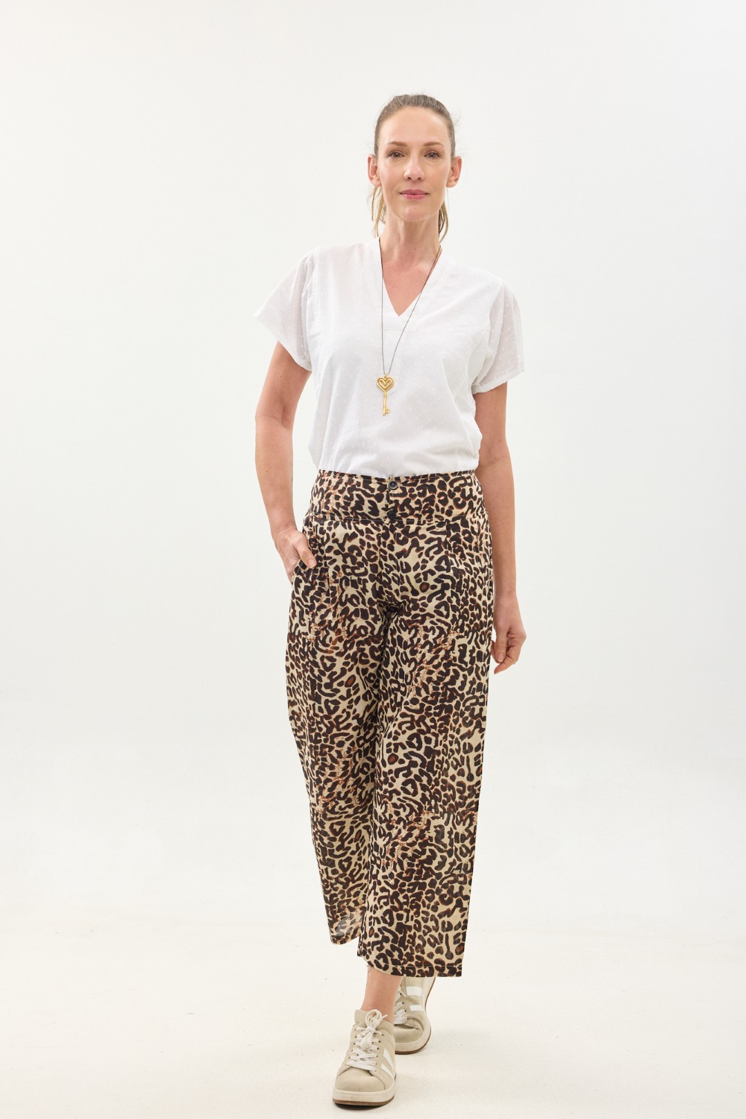 קומפורט זון: מכנסי ג'ד | מכנסיים מעוצבים ונוחים של קומפורט זון בוטיק - פרינט מנומר, הדפס חברבורות בגווני שחור וחום. מכנסיים ארוכים, מעוצבים, נוחים ונעימים. עם חגורת גומי רחבה מאחור, 2 כפתורים מלפנים עם רוכסן להתאמה מירבית. עם כיסים.