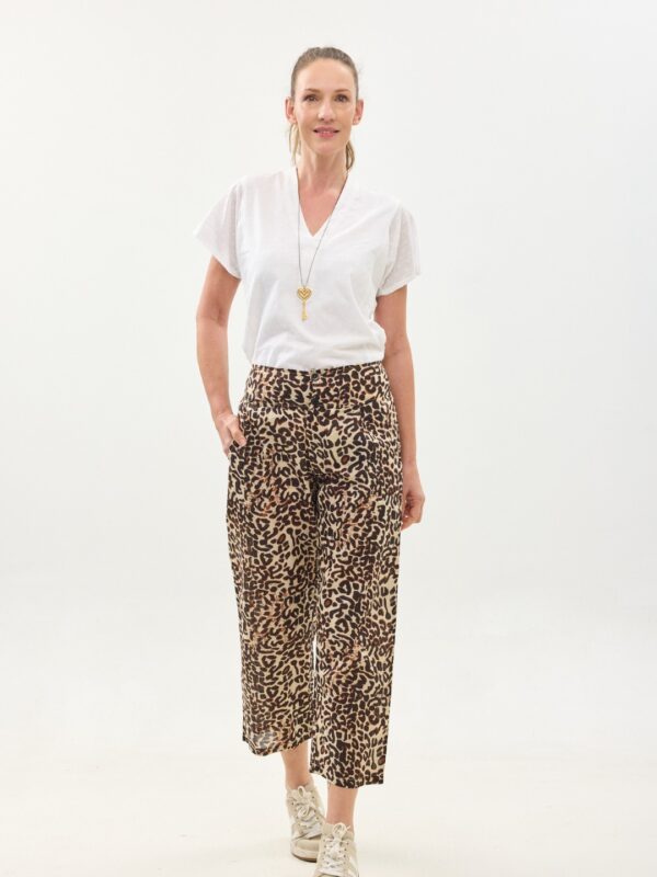 קומפורט זון: מכנסי ג'ד | מכנסיים מעוצבים ונוחים של קומפורט זון בוטיק - פרינט מנומר, הדפס חברבורות בגווני שחור וחום. מכנסיים ארוכים, מעוצבים, נוחים ונעימים. עם חגורת גומי רחבה מאחור, 2 כפתורים מלפנים עם רוכסן להתאמה מירבית. עם כיסים.